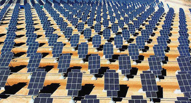 Ученые создали покрытие для солнечных батарей, извлекающее воду из воздуха пустыни